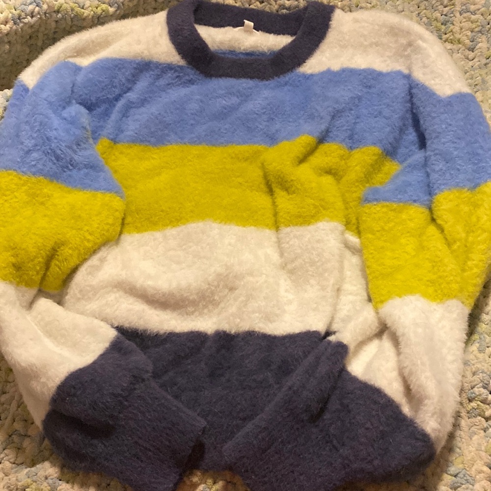 Aerie size sm warm soft fuzzy sweater.